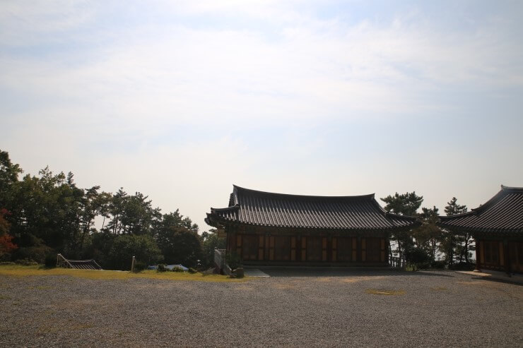 소박한 미소를 머금고 있는 태을암 마애삼존불