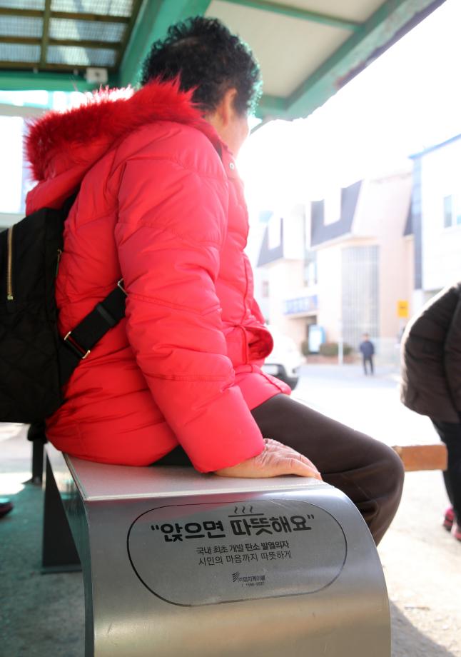 “따뜻하니 좋아유~!” 태안군 버스승강장 발열의자 ‘호응’