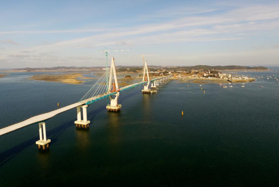 ‘지역 관광발전 길 열렸다’ 태안-보령 간 연륙교 상판 연결