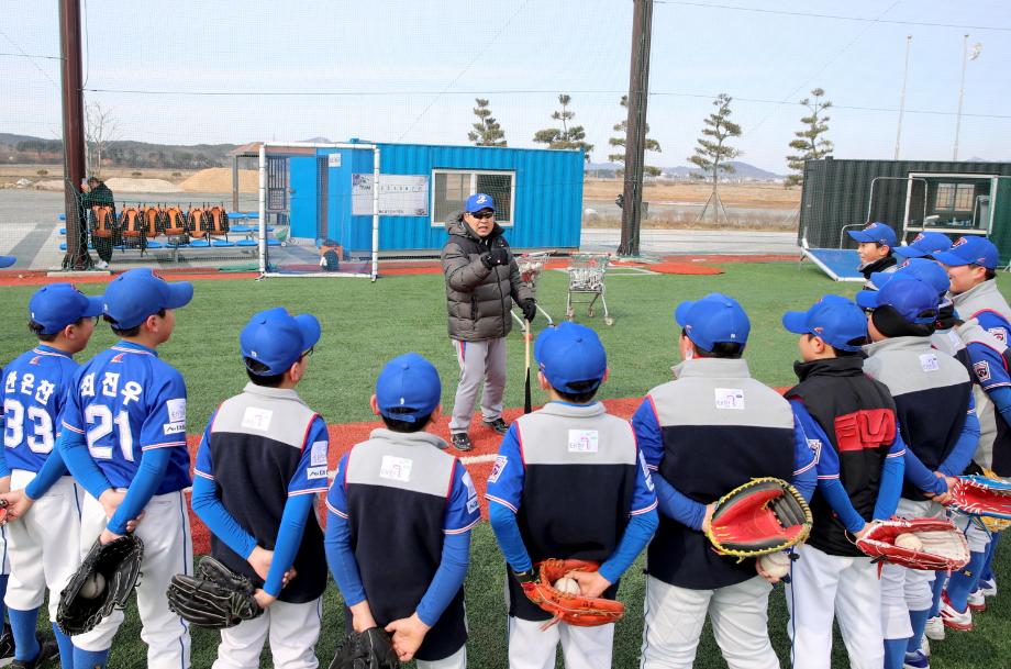 이만수 前 감독, 태안군 리틀야구단과 ‘배팅볼’