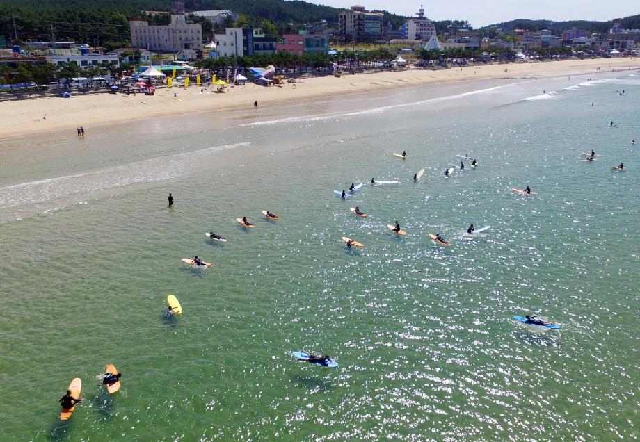 태안 만리포, 서핑 천국으로 각광 ‘서핑객 두 배 증가!’