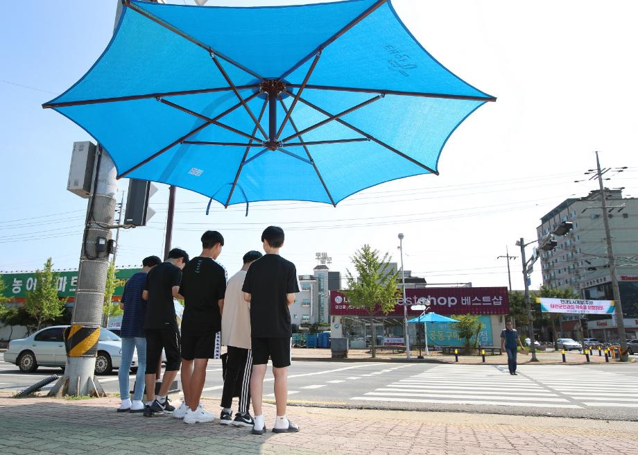 태안군, “더우면 쉬어가세요!” 그늘막 설치