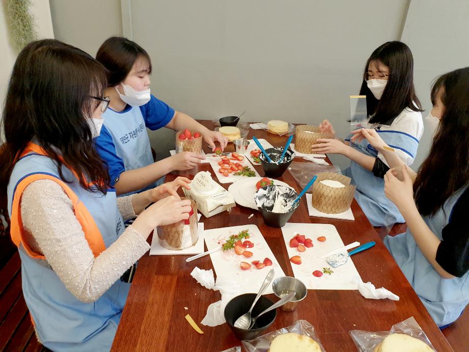 태안군, ‘부부도 응원이 필요해’ 부부의 날 맞아 케이크봉사!