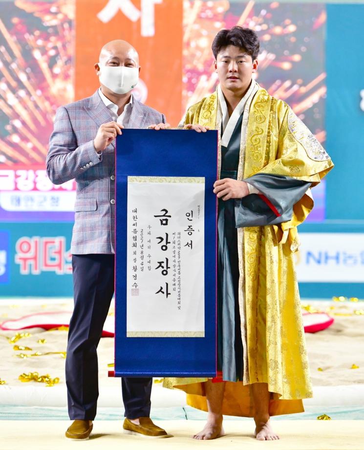 ‘결승에서 집안 맞대결’, 태안군청 씨름단 전국 최강 입증!