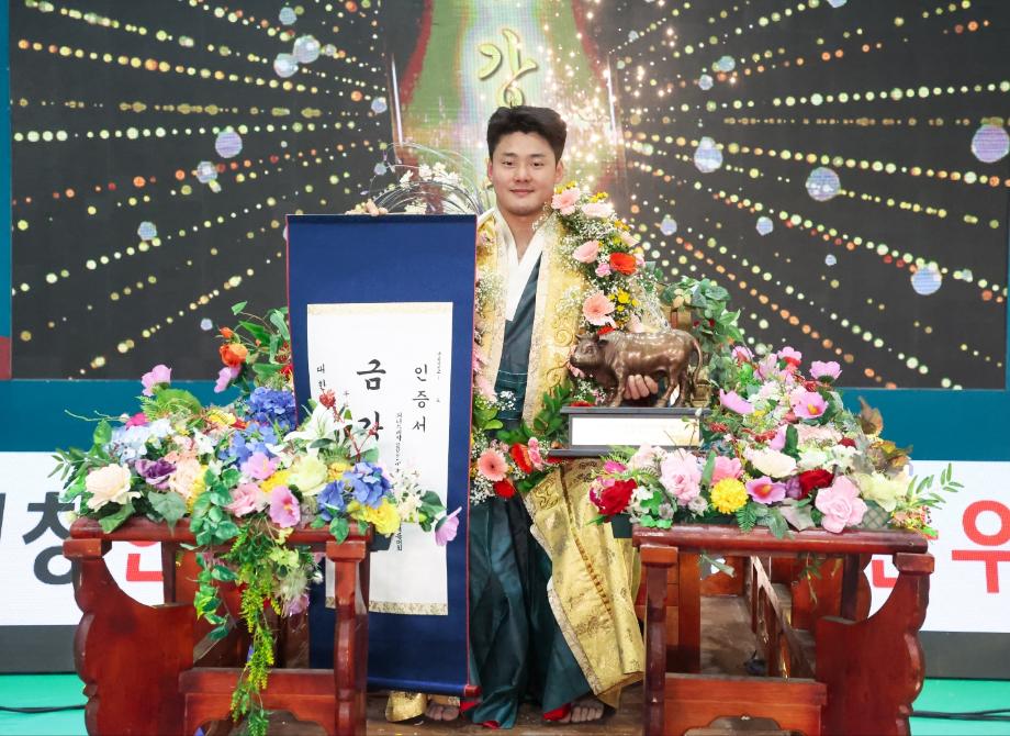 ‘새신랑’ 태안군청 임경택, 2년 연속 금강장사 ‘꽃가마’