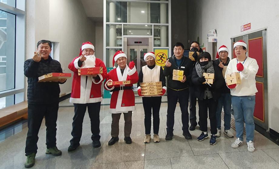 ‘산타클로스’로 변신한 태안군 공직자들, 취약계층에 감동 전해