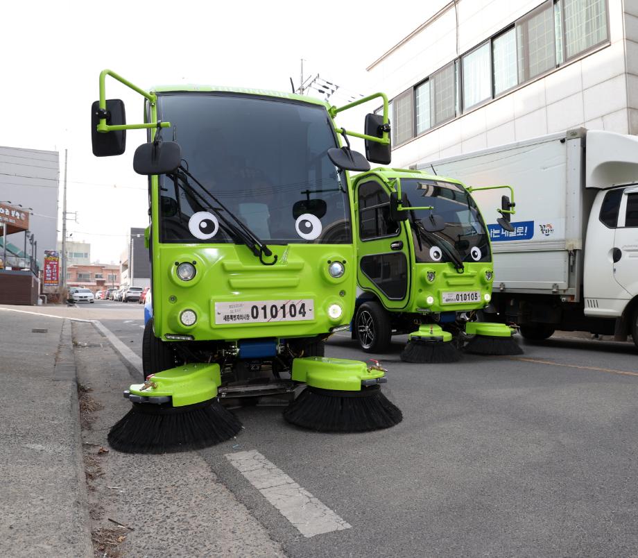 태안군, ‘좁은 길도 쓱싹쓱싹’ 소형 전기청소차 골목길 누빈다!
