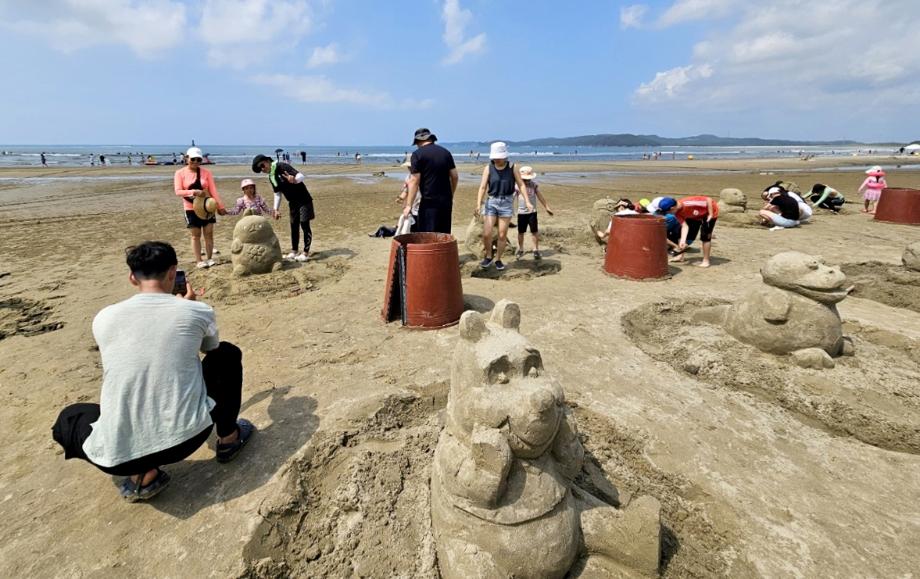 “태안의 여름은 9월까지!” 태안군, 모래조각 체험교실 운영