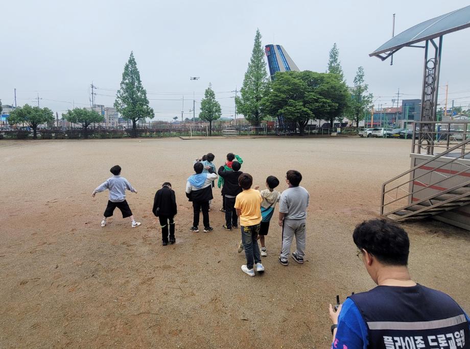 “어서와 드론은 처음이지?” 태안군, 초등생 대상 드론 체험교육 진행