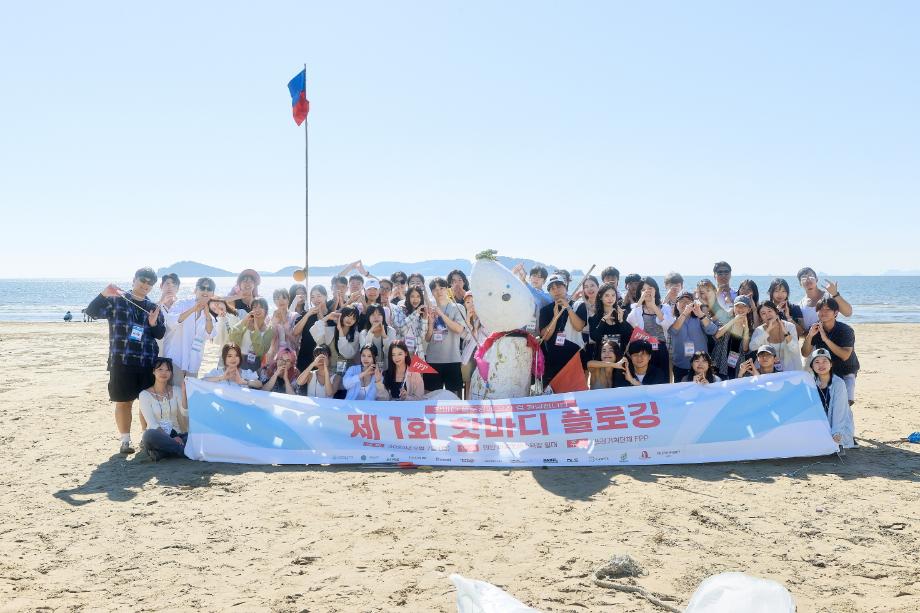 ‘총 구독자 150만’ 인플루언서들, 태안 해변 찾아 환경정화 나서