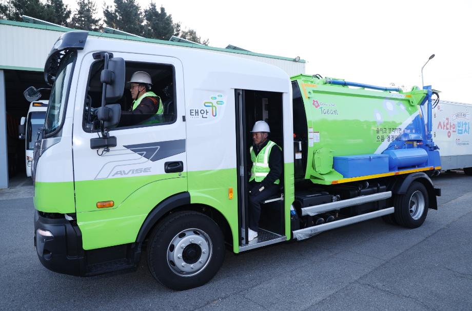 태안군, 환경미화원 안전 위한 ‘저상형 청소차량’ 도입!