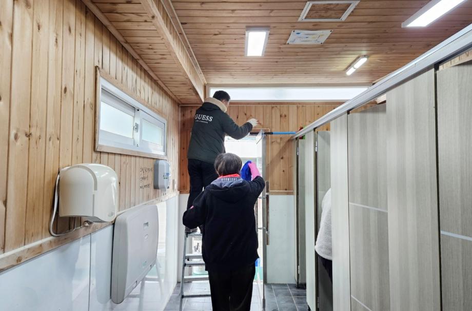 “봄철 손님맞이 새단장” 태안군, 공중화장실 대청소 돌입