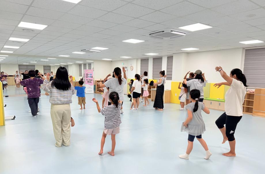 “엄마와 함께 춤을!” 태안군가족센터, 케이팝 댄스 프로그램 운영
