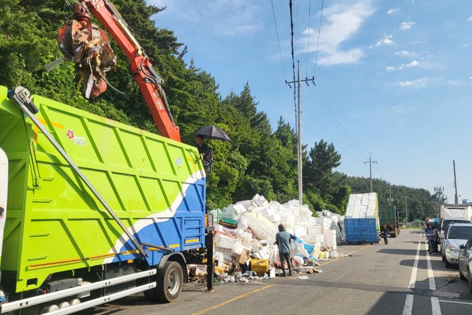 태안군, 신진항 골칫거리 ‘폐스티로폼 상자’ 수거 총력전