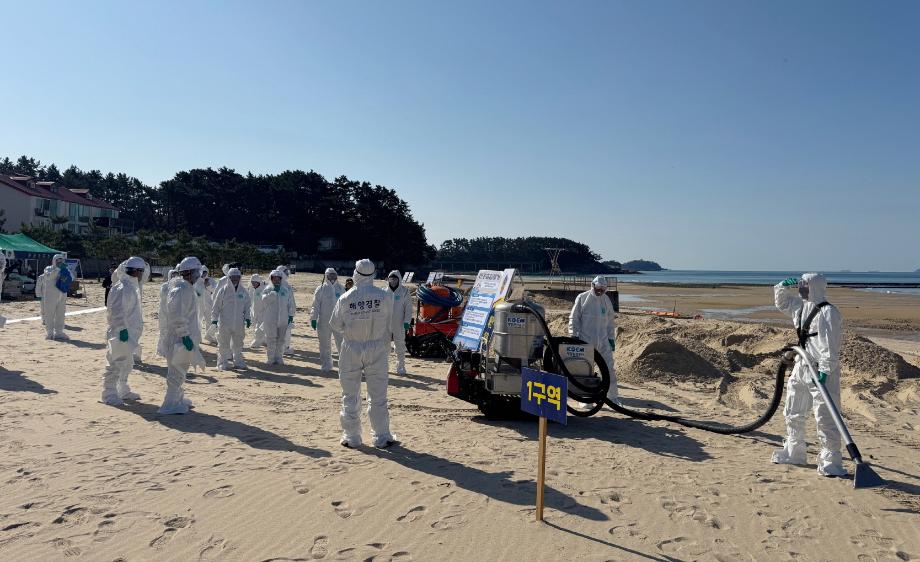 “제2의 기름유출 사고 막는다!” 태안군·해경, 해안방제 훈련 진행