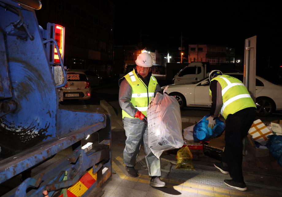 태안군 공무원, 새벽을 여는 ‘일일 환경미화원’으로 변신
